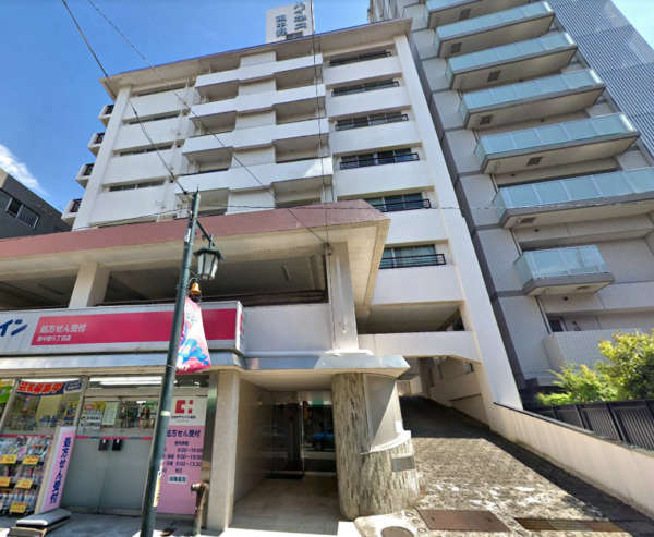 ハイネス東中野外観２｜ハイネス東中野は昭和４６年築、１１階建てのマンションです。１階にはドラッグストアが入っています。周辺人はスーパー、飲食店があり便利です。落合駅、東中野駅が徒歩５分圏内にあります。