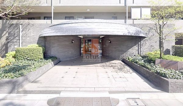 アーデル高井戸東エントランス２｜エントランス前にはバス停があります。