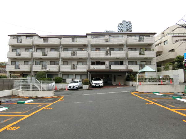 ローザ赤坂外観共用部2｜周辺は静かな住宅地です。同様に静かな雰囲気のマンションが建っています。
