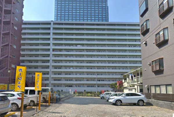 アルテール新宿外観５｜アルテール新宿は昭和58年築の１３階建てのマンションです。「西新宿」駅から徒歩２分、青梅街道沿いに立地します。