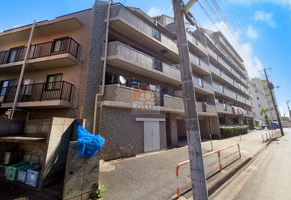 アドリーム梅島は平成7年築、7階建てのマンションです。