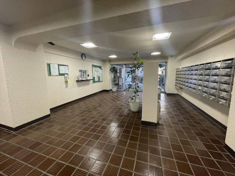 日商岩井目白台マンション共用部３｜エントランスホールの写真です。古い建物ですが、丁寧に運用されていると感じました。
