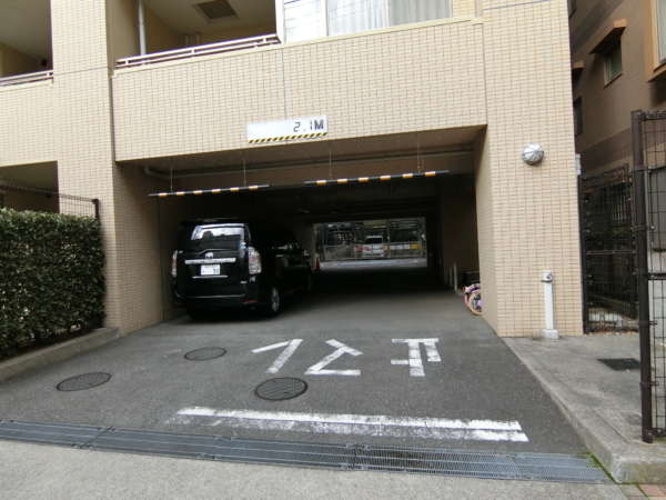 ライオンズステージ仙台堀川公園外観共用部7｜駐車場・駐輪場に向かう車路です。