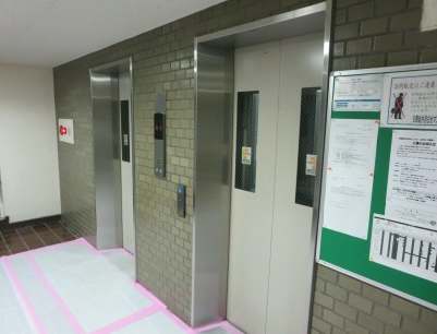 日商岩井目白台マンション3｜今や１００戸級のマンションではエレベーターは１基のところも多いのですが、さすがは昭和の日商岩井マンションですね。場所柄も相まって、この辺りは余裕のある造りと言えるかもしれません。