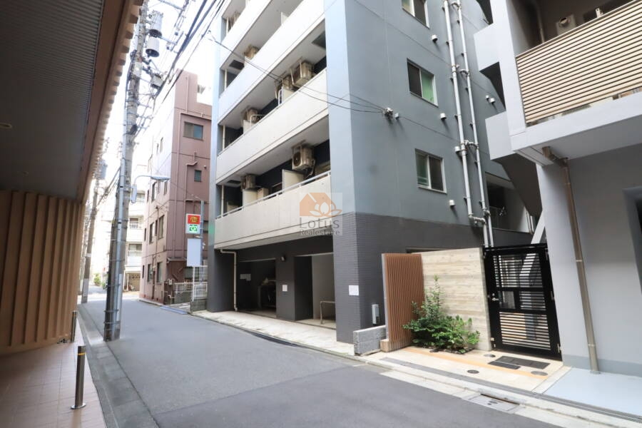 ラグラースダイヤモンドマンション秋葉原 (5)｜裏手は静かな路地です。