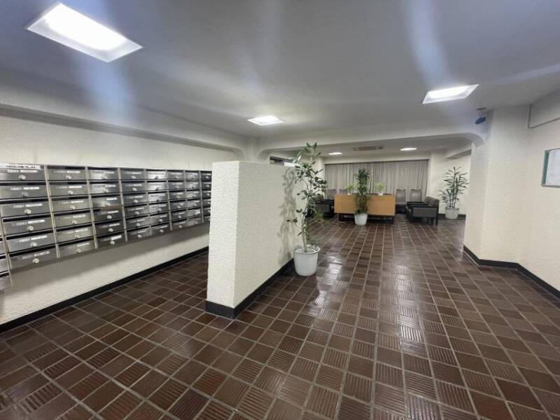 日商岩井目白台マンション共用部２｜ラウンジ用のテーブルとソファーが設置されました。簡単な接客ならここでできるかもしれません。