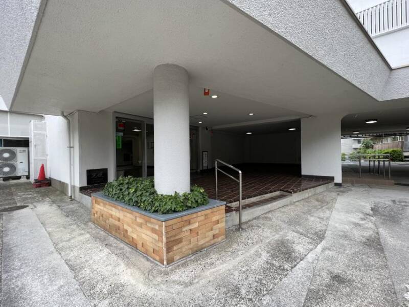 日商岩井目白台マンション共用部１｜建物の柱がしっかりと支えられており、安全性が感じられます。