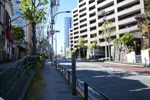 ファミールグラン三田伊皿子坂外観共用部 (2)｜ファミールグラン三田伊皿子坂は都営浅草園「泉岳寺」から行くことができます。アプローチは少し長い坂を上がるロケーションです。