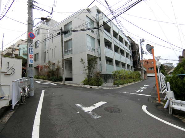 ニュー赤坂コーポラスアプローチ7｜高台の坂道を上がり、二又が出るとマンションのところを左です。