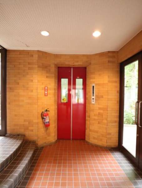 ライオンズマンションお花茶屋共用部1017-3｜エレベータホールの様子です。