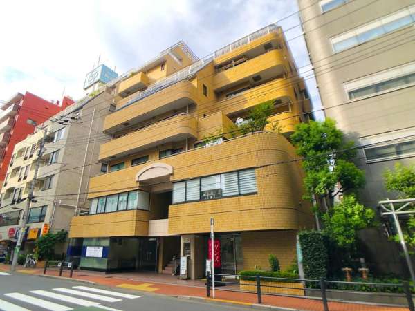 駒込タウンブリーズは9階建てのマンションです。山手線・駒込駅の近くです。