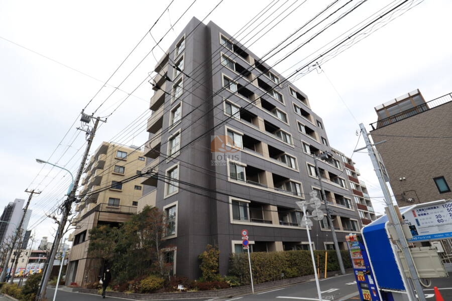ローレルコート西葛西外観1｜ローレルコート西葛西は平成２８年築、８階建てのマンションです。葛西中央通り沿いにあります。東西線「西葛西」駅、「葛西」駅の両方が徒歩圏内です。金利人はスーパーやコンビニ、ドラグストアなどあります。