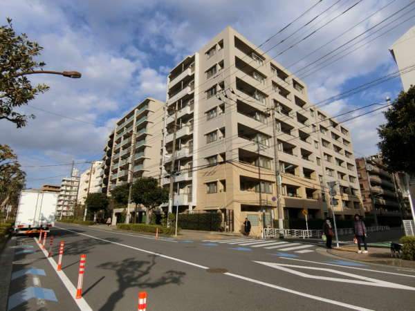 ライオンズステージ仙台堀川公園外観共用部3｜ライオンズステージ仙台堀川公園の最寄り駅は東西線の南砂町です。駅徒歩１４分のロケーションにあります。８階建て５７戸のマンションです。