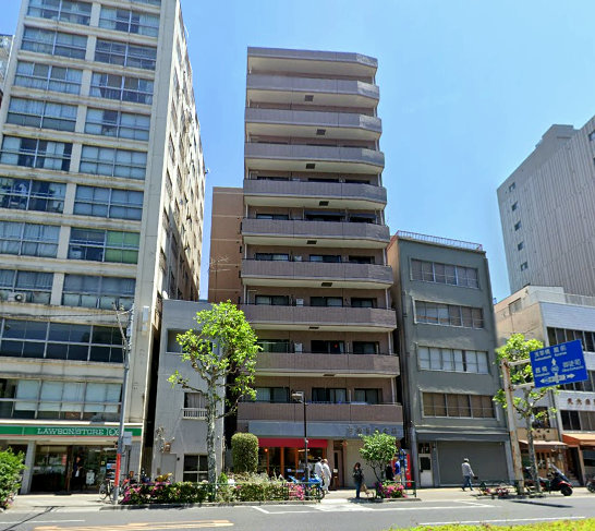 グランドメゾン寿・田原町外観２｜グランドメゾン寿田原町は平成１年築、１０階建てのマンションです。国際通りに面していて、１階には人気老舗パン屋の「ペリカンカフェ」が入っています。駅に近く、浅草にも徒歩圏内で便利な立地です。