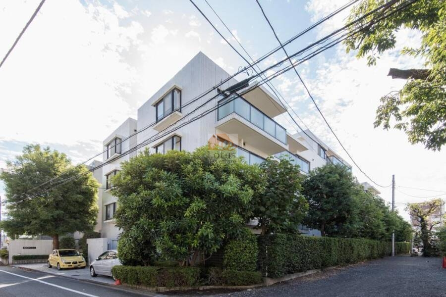 高井戸ハウス外観１｜高井戸ハウスは昭和６０年築、５階建てのマンションです。大通りに面していない静かな住宅街です。