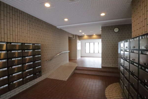 メゾン田町共用部2｜エントランスを入ったところ。この右手に管理人さんの控えがあります。奥の左がエレベータホールとなっています。