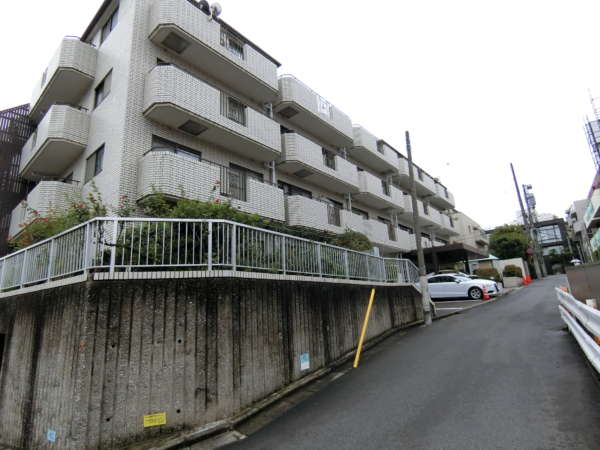 ローザ赤坂外観共用部1｜ローザ赤坂は地上５階建てのマンションです。ちょっと高台の部分に立地したマンションです。