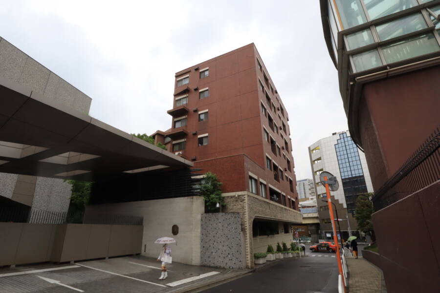 インペリアル広尾外観5｜敷地の北側はフランス大使館に隣接していて静かなロケーションになっています。