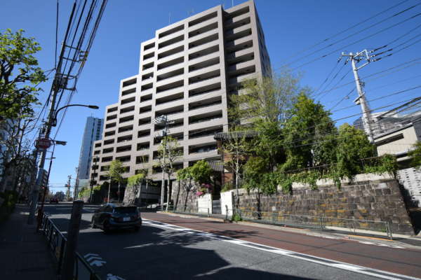 ファミールグラン三田伊皿子坂外観共用部｜外観には重厚感が漂っています。施工は長谷工コーポレーション（大手ゼネコン）による施工であり、品質や耐久性に優れています。