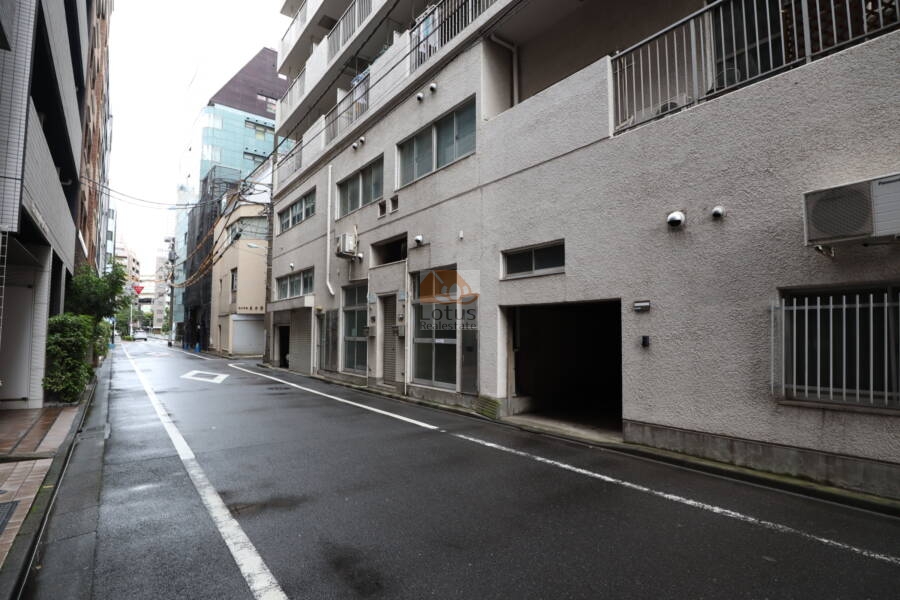 日本橋箱崎ハイツ外観6｜幅が広めで、周囲に高層ビルが立ち並ぶビジネスエリアに位置しています。都心らしい利便性の中に、穏やかな通行環境が保たれています。
