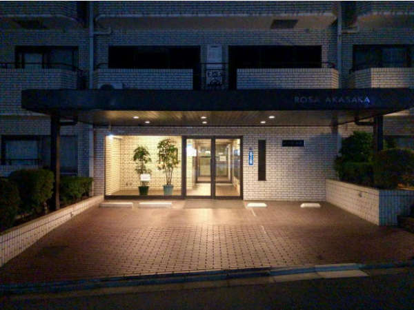 ローザ赤坂エントランス４｜夜のエントランスの佇まいはこのような感じです。