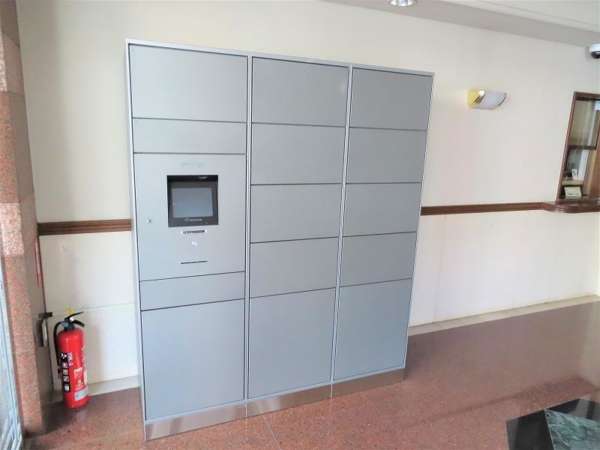 赤坂檜町レジデンス共用部１｜宅配ロッカーも設置済みです。エントランスの左手にあります。