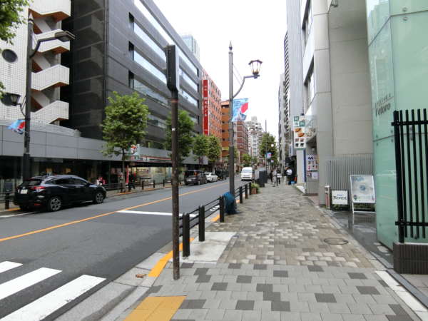 ニュー赤坂コーポラスアプローチ3｜道なりにしばらく進みます。画面では見えませんが、ちょうど画像の右がＴＢＳがあるあたりですね。
