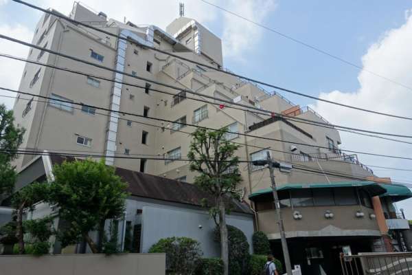 市ヶ谷左内坂ハイム外観１｜市ヶ谷左内坂ハイムは昭和４７年築、１０階建てのマンションです。市ヶ谷駅から外堀通りを渡り、左内坂の途中にあります。