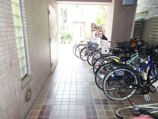 グランドメゾン寿・田原町エントランス１｜エントランスは大通りの反対側にあります。