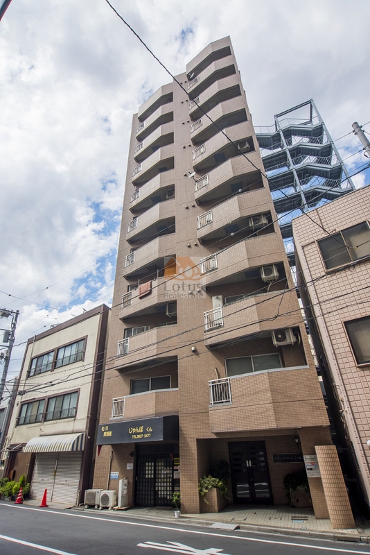 外観のタイルが均一な質感を保ち、10階建・総戸数19戸の構成が端正な縦ラインを形づくっています。街路との距離が短く、音の反響が抑えられている印象があります。「三ノ輪駅」徒歩3分、「三ノ輪橋駅」徒歩2分という近さを前提にすると、このスリムな外形は周囲と調和した都市的プロポーションといえます。