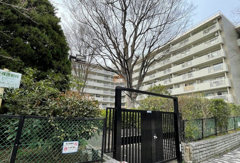 表参道駅徒歩5分の距離感が通りから把握できます。総戸数154戸の横長外観が街並みに連なる構成です。