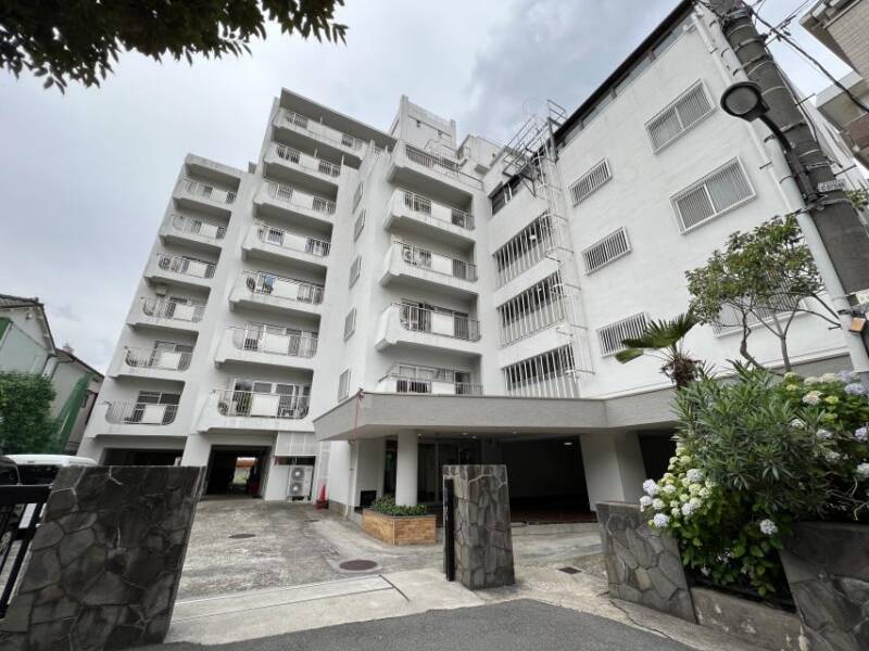 日商岩井目白台マンション外観２｜日商岩井目白台マンションは昭和45年築、11階建てのマンションです。白を基調とした、しっかりとした構造で、堂々とした佇まいです。