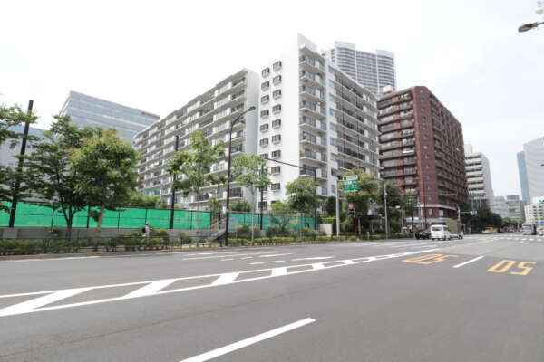 メゾン田町外観2｜旧海岸通りに面していて、区立芝浦小学校が南側にあります。山手線他「田町」駅、三田線他「三田」駅、都営浅草線他「泉岳寺」駅が徒歩圏内です。