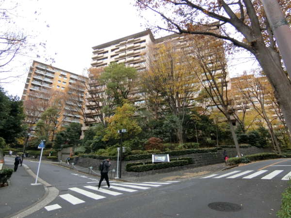 広尾ガーデンヒルズセンターヒルＧ棟｜開発地域の全体の顔ともなるＧ棟。センターヒル共用施設が多くある区画です。竣工は1985年（昭和60年）1月。