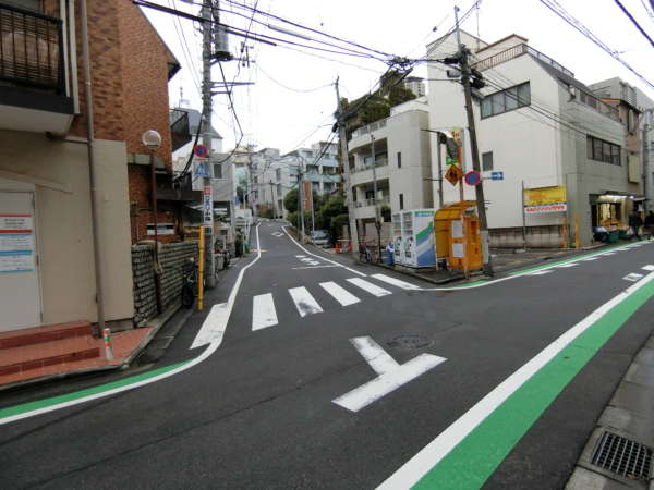 ニュー赤坂コーポラスアプローチ6｜このまま道にありに直進します。ファミリーマートが見えてきたら、その先を左折です。