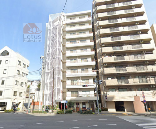 サカエ音羽マンション外観１｜サカエ音羽マンションは昭和53年築、10階建てのマンションです。音羽通り沿いに立地します。最寄り駅は有楽町線「江戸川橋」駅です。