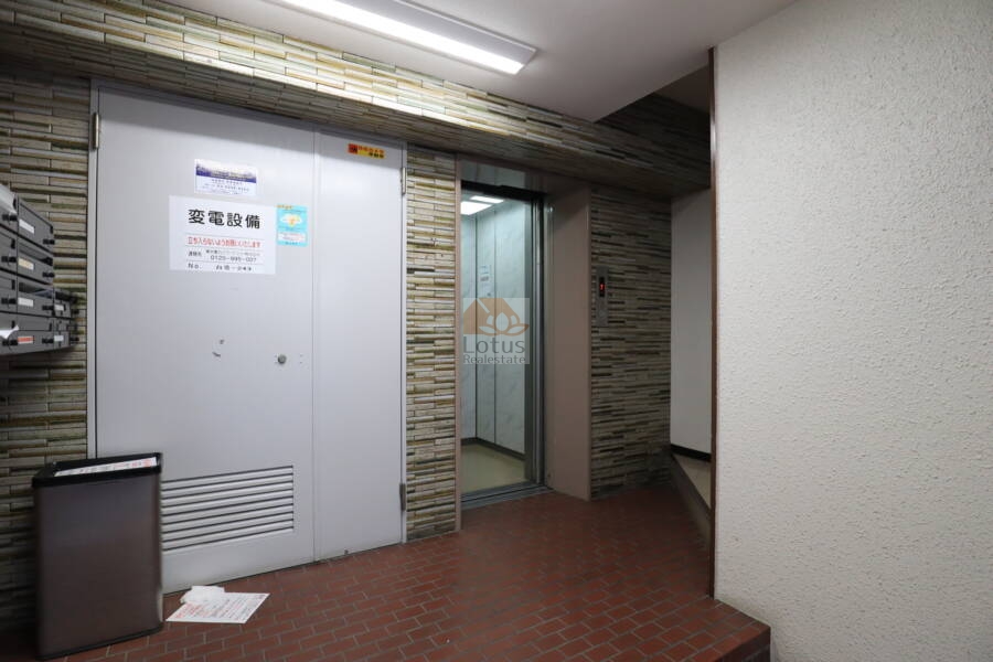 コンコード仲御徒町共用部1｜コンコード仲御徒町のエントランスホール内部です。奥にはエレベーターと変電設備があり、タイル貼りの壁面がレトロながら落ち着いた雰囲気を演出しています。