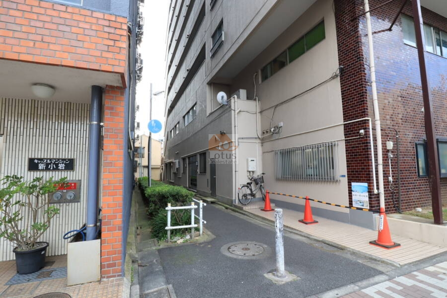 新小岩スカイマンション共用部4｜新小岩駅から商店街を抜けて、裏手の通路から回り込むことができます。