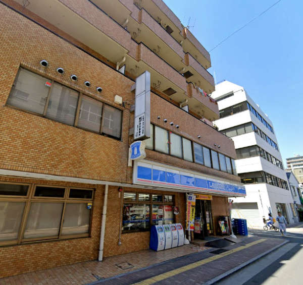 ダイアパレス御徒町第３外観３｜１階にはコンビニが入っていて便利です。