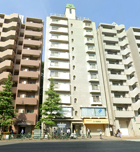 六義園サマリヤマンション外観３｜六義園サマリヤマンションは昭和５０年築、１１階建てのマンションです。本郷通りに面しています。山手線「駒込」駅から徒歩５分圏内です。南西側は六義園の敷地になっています。