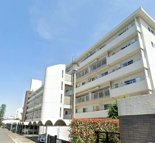 久我山ハイム外観７｜久我山ハイムは６階建てのマンションです。「久我山」駅から徒歩３分の便利で静かな立地です。東南側のバルコニー前は神田川と久我山中央緑地があり、日当たり良好で眺望は抜けています。