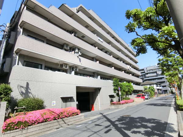 ライオンズガーデン西葛西第２外観2｜やや広めの道路、静かな環境の南向き住宅です。
