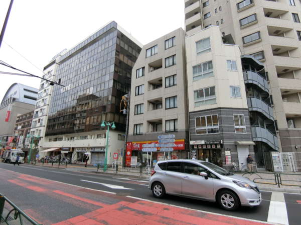 アルカーデンシティリンクス新宿外アプローチ｜大久保通りを挟んでみた現地の様子です。写真の左方向には新大久保駅があります。新大久保駅も８分です。
