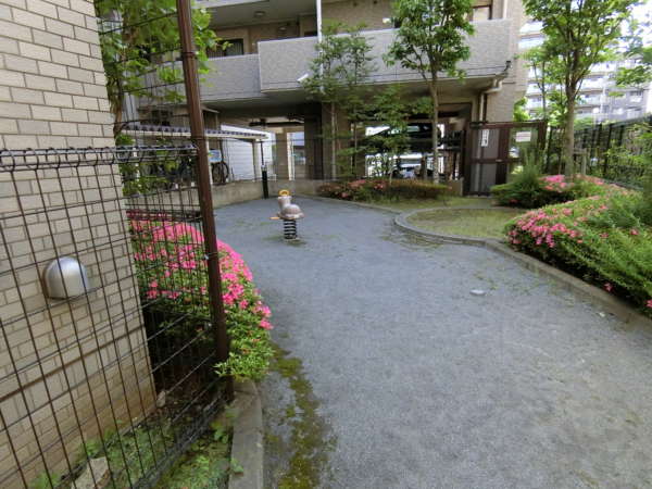 ライオンズガーデン西葛西第２外観9｜簡単な遊具も設置されています。