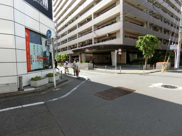 ライオンズステーションプラザ西葛西アプローチ4｜駅付近のゾーンを出るとライオンズステーションプラザ西葛西のエントランスがあります。
