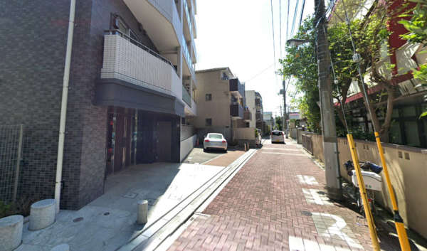 ミルーナヒルズエグラス梅島-全面道路｜エントランス前の道路はレンガ調のタイルできれいに舗装されています。