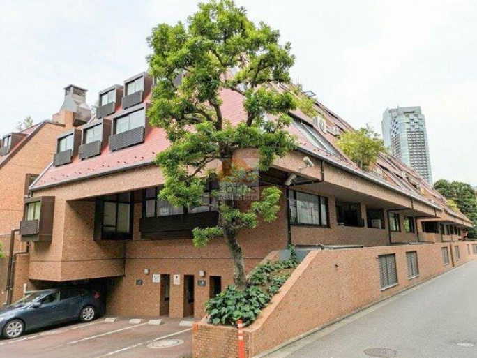 赤坂らしい落ち着いた街並みに溶け込むレンガ調の外観で、「青山一丁目」駅徒歩5分の利便性と静けさが同居しています。周囲は大使館も点在しており、歩くたびに漂うゆったりした空気がほどよい安心感につながります。令和5年の大規模修繕と令和6年のエントランス改修が実施され、外観の端々まで整備が行き届いている様子です。スカイプラザ赤坂は、昭和53年築、5階建てのマンションです。