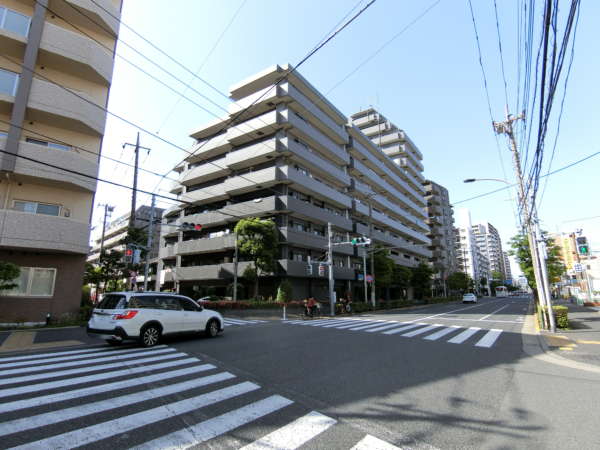 ライオンズガーデン西葛西第２アプローチ8｜ここまで来るともうすぐ、２車線道路・信号をまたぎます。