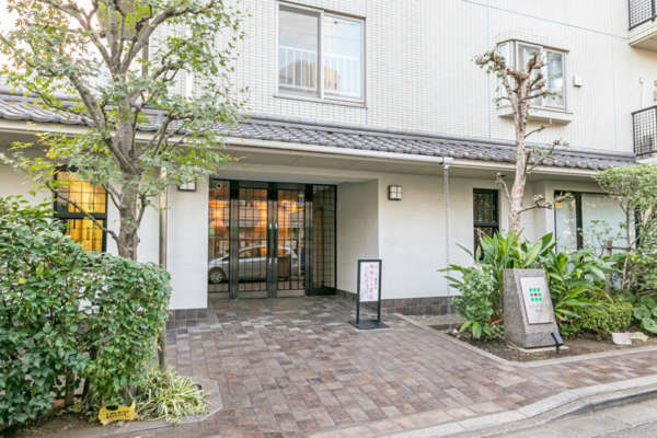 メゾンヴェール柏木外観１｜エントランスです。瓦屋根付きで和の趣があります。