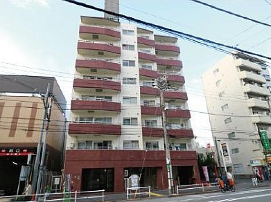 ハイマート若松_外観1｜ハイマート若松は昭和５４年築、８階建てのマンションです。お隣にはスーパーマーケットがあります。大江戸線・若松河田駅まで徒歩１分です。